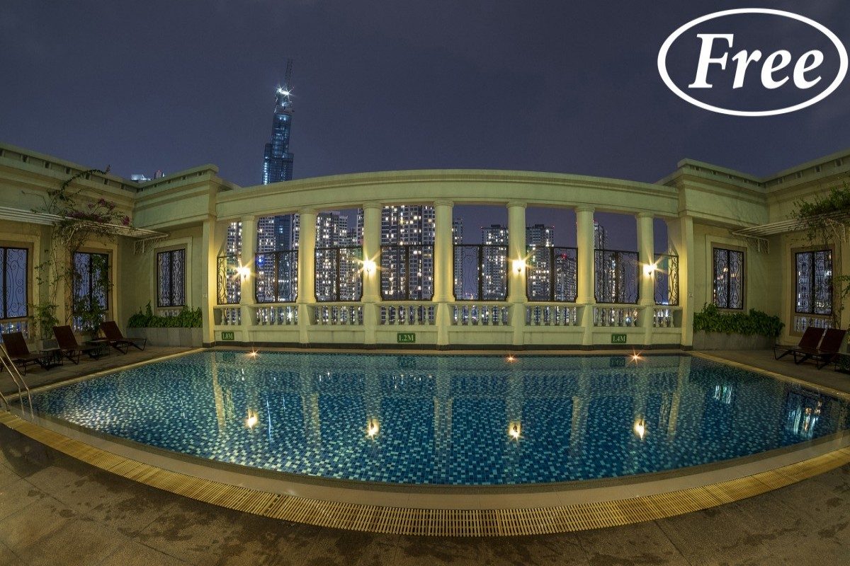 Hồ bơi The Manor về đêm