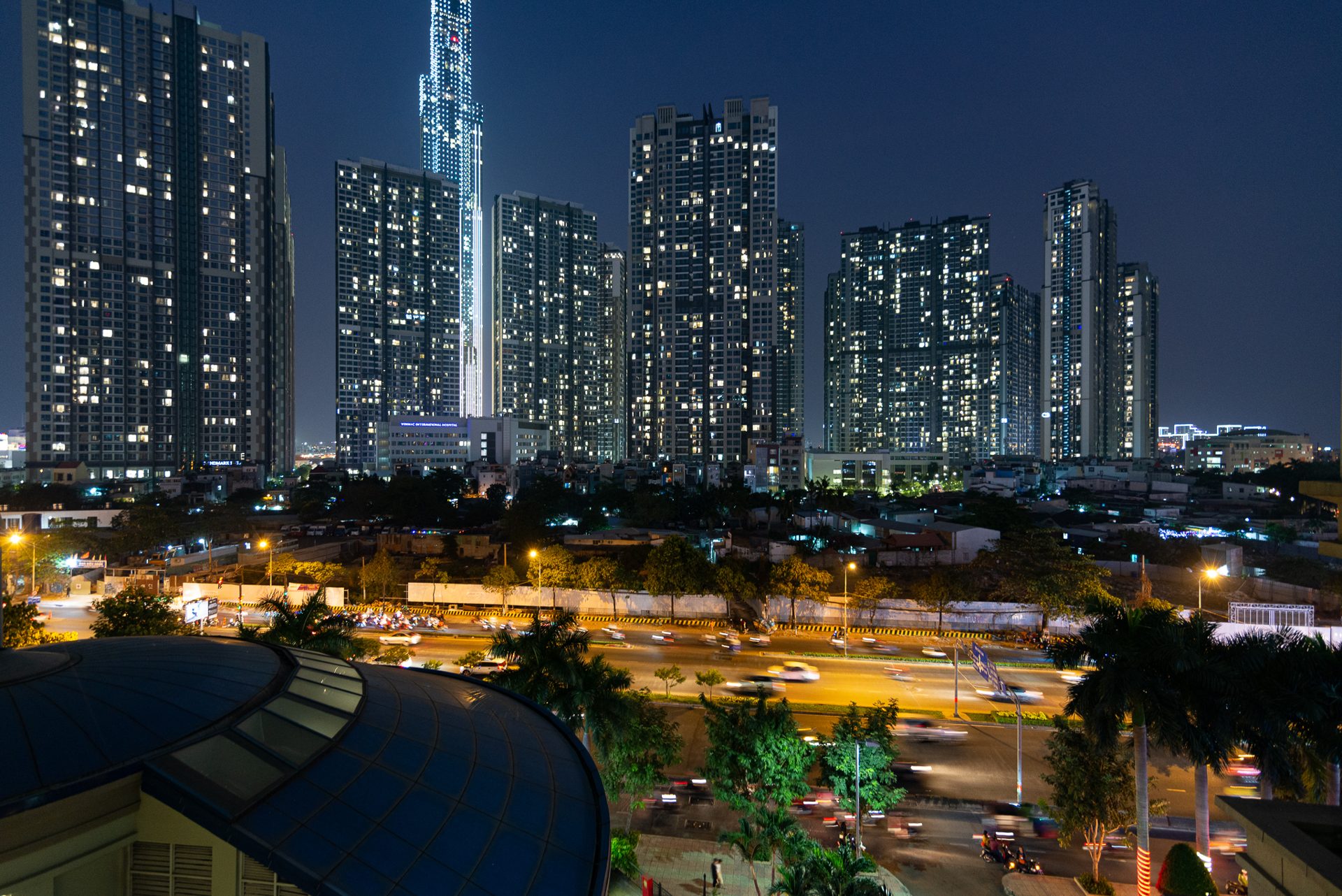 View đêm Landmark 81 từ căn hộ The Manor
