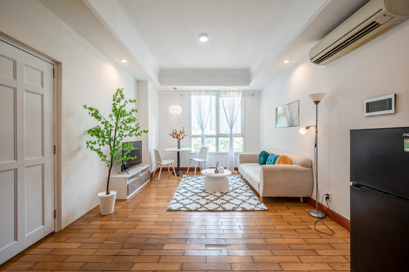 Bếp được trang bị đầy đủ dụng cụ